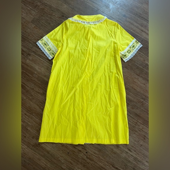Vintage Antigo Montreal Yellow House Coat/Dress with Lace Trim, Sz L - Picture 5 of 7